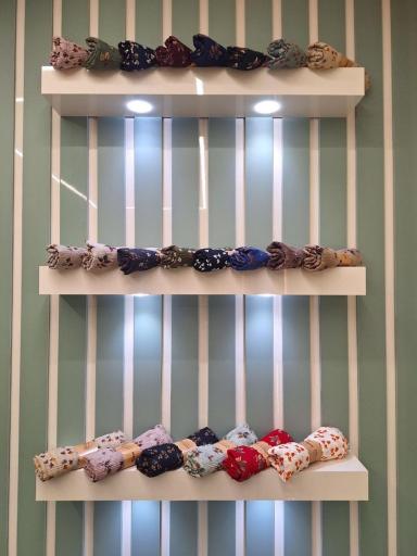 عکس فروشگاه شال و روسری شاینی