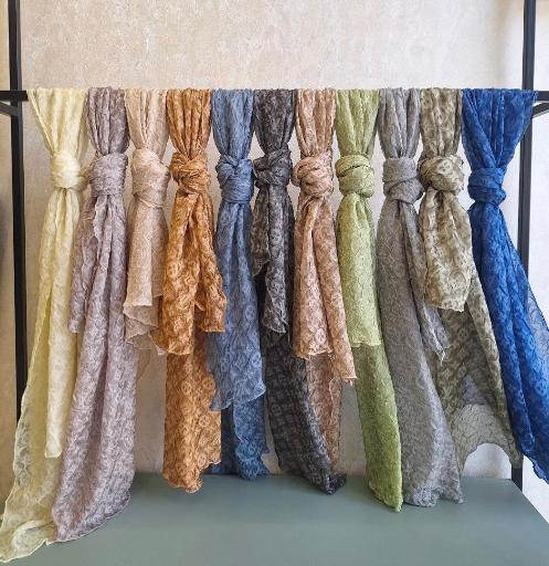 عکس فروشگاه شال و روسری شاینی