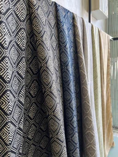 عکس فروشگاه شال و روسری شاینی