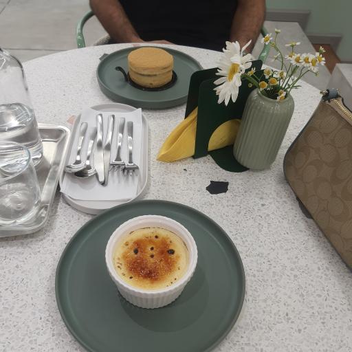 عکس کافه قنادی ولی عصر