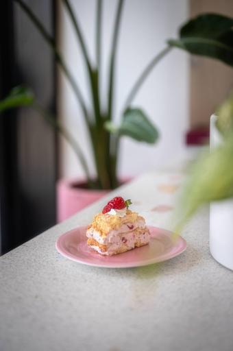 عکس کافه قنادی ولی عصر