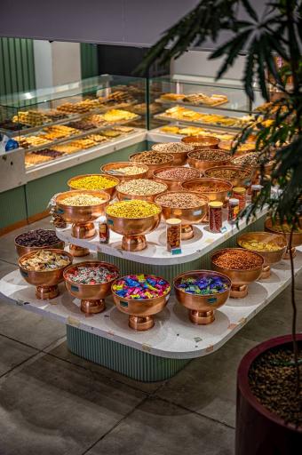 عکس کافه قنادی ولی عصر