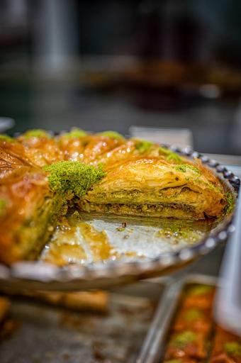 عکس کافه قنادی ولی عصر