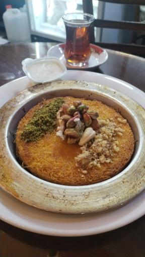 باقلوا و کنافه داغ لذت سنتر تبریز