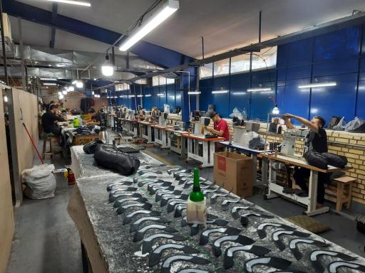 عکس کارخانه تولید و پخش کفش سالوت