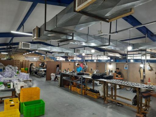 عکس کارخانه تولید و پخش کفش سالوت