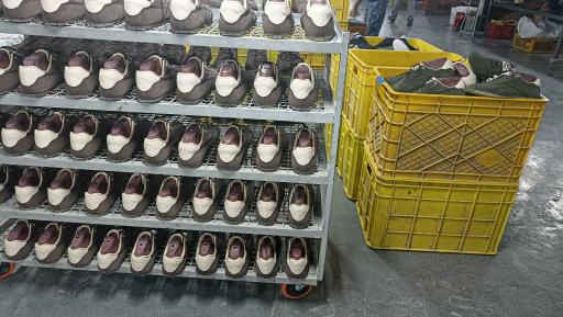 عکس کارخانه تولید و پخش کفش سالوت