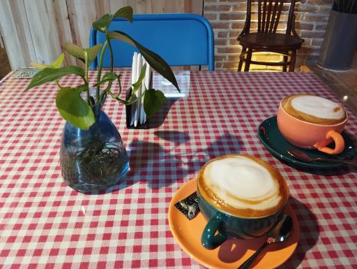 عکس کافه و مطبخ آوان لانژ