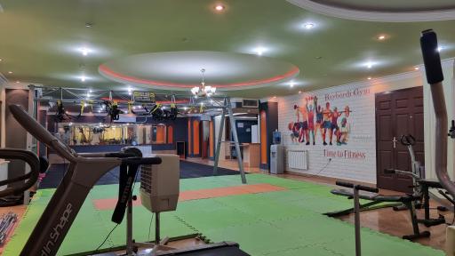 عکس باشگاه ورزشی بانوان بای بورد