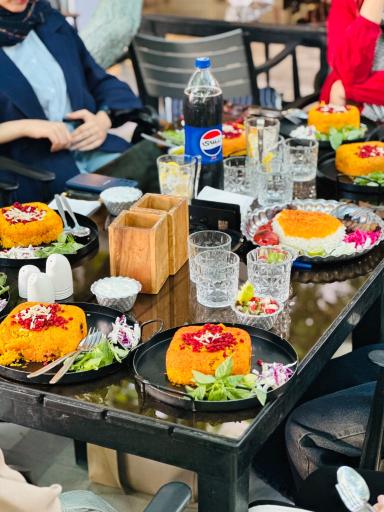 عکس کافه رستوران ایرانی مزه‌طور