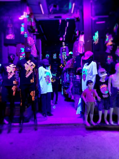 عکس فروشگاه لباس بلک لایت