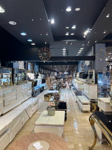 عکس فروشگاه بزرگ شهر میز