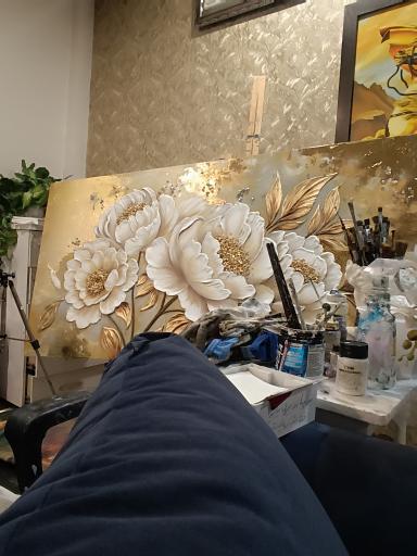 عکس گالری نقاشی بوم قرمز 