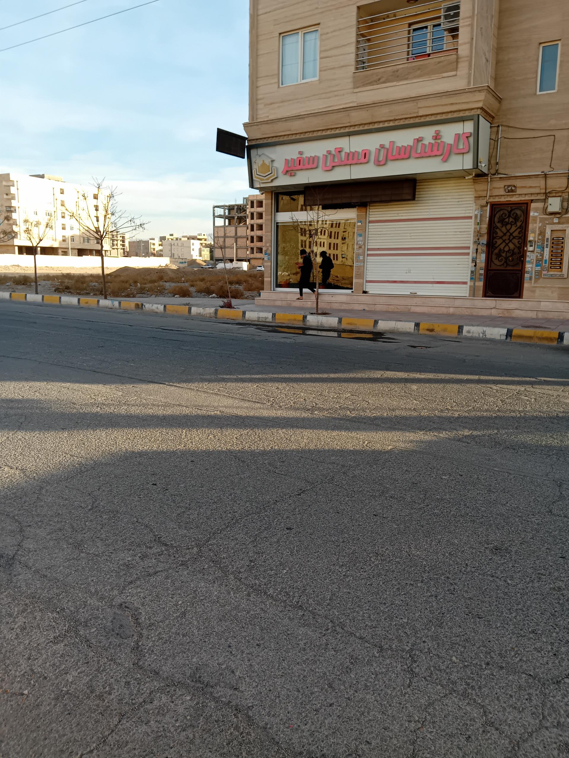 عکس کارشناسان مسکن‌ سفیر 