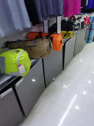 عکس فروشگاه ورزشی سام اسپرت