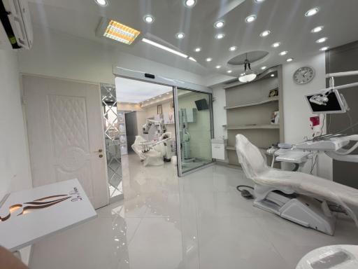 مرکز دندانپزشکی  دکتر کیاوش و گل وش نوبری