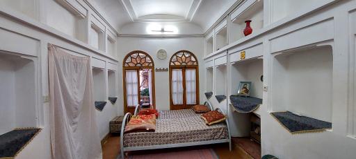 عکس بومگردی عطار میبد