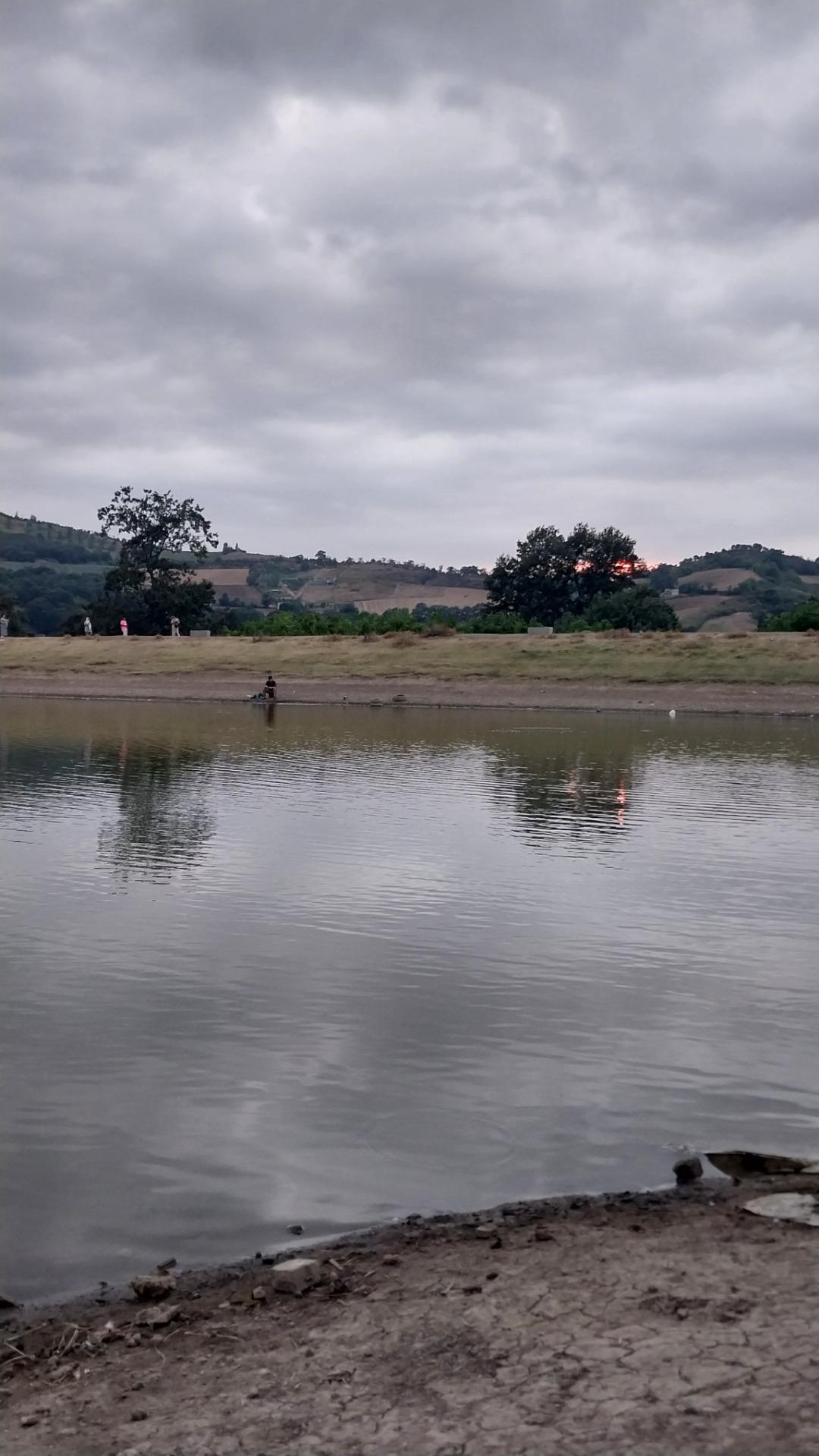 عکس دریاچه و سد خاکی توشن