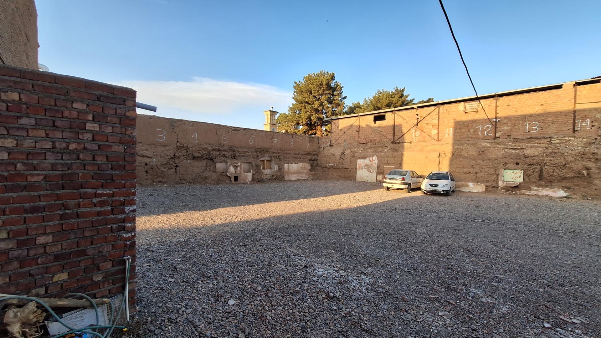 عکس پارکینگ شبانه روزی یاس