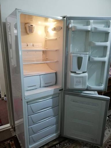 عکس تعمیرات و خرید و فروش یخچال آریا