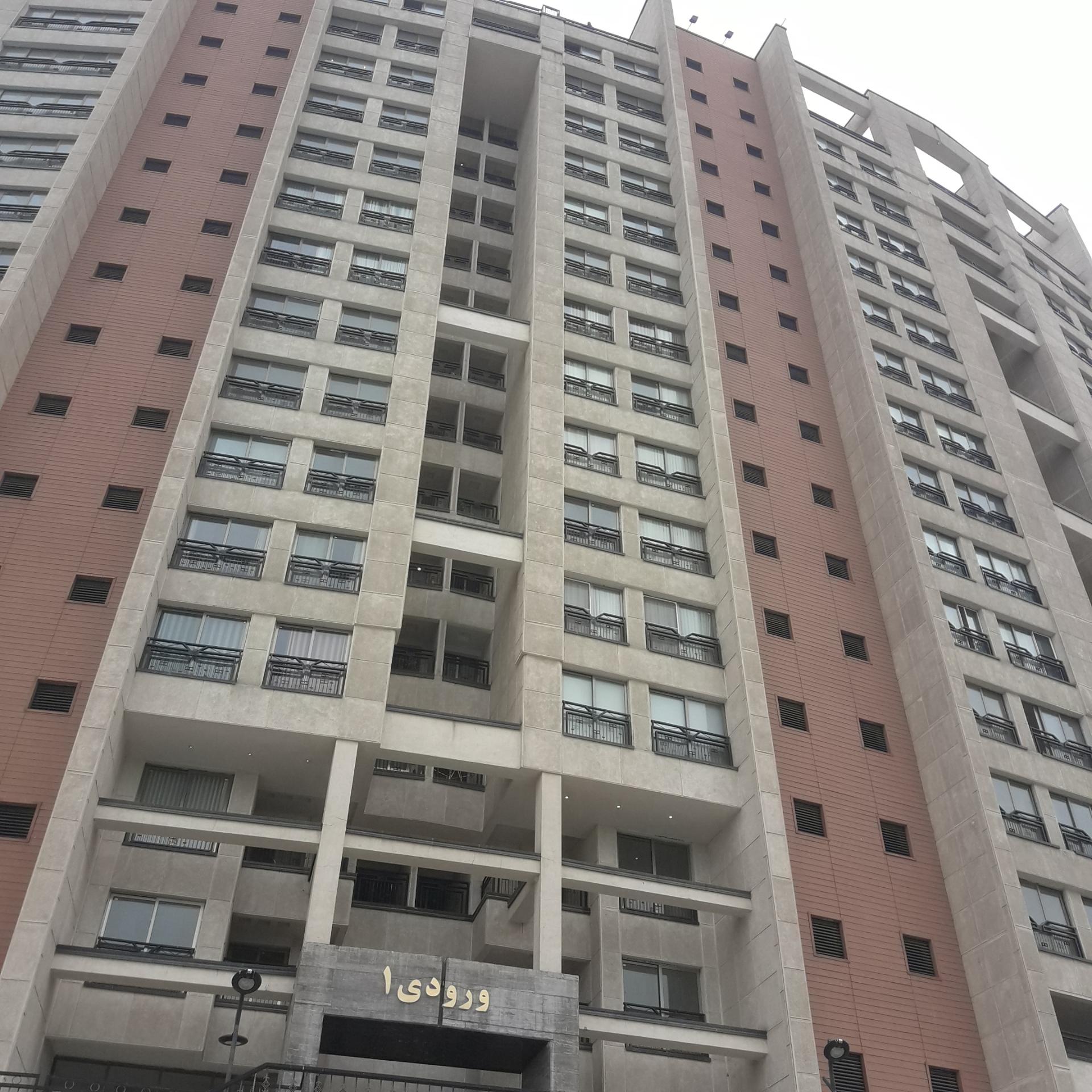 عکس ورودی یک برج های بهاران