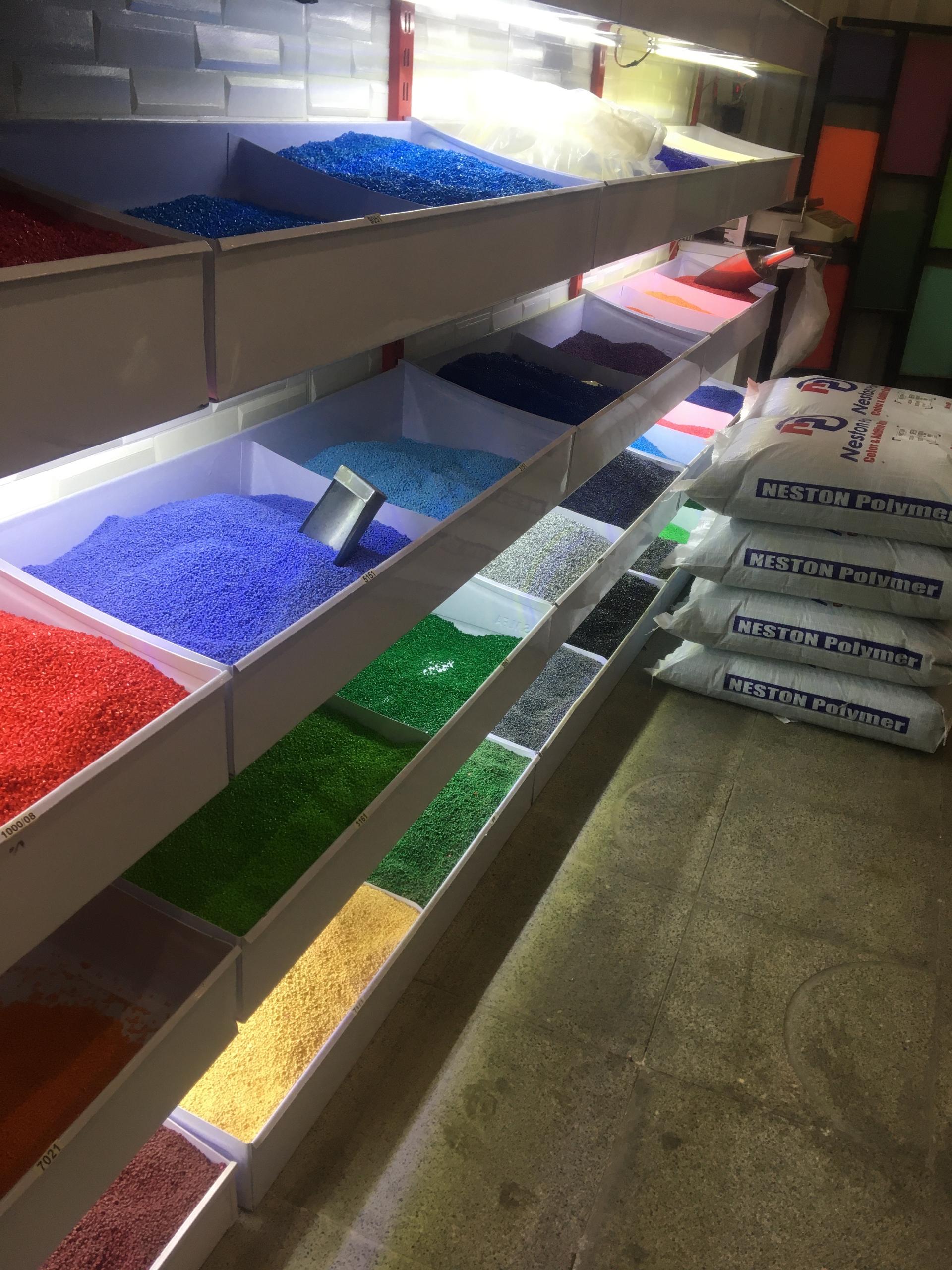 عکس فروشگاه دنیای رنگ