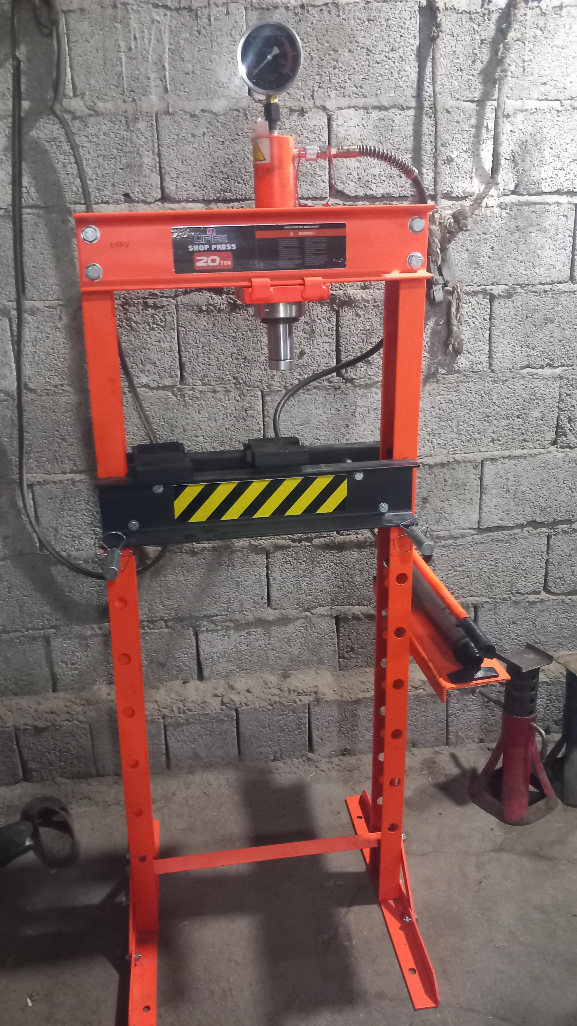 عکس تعمیرگاه میکانیکی ولوازم یدکی ممتاز