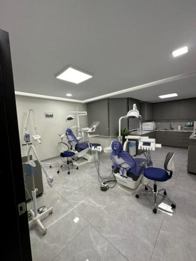 عکس دندانپزشکی میرزاخانیان 