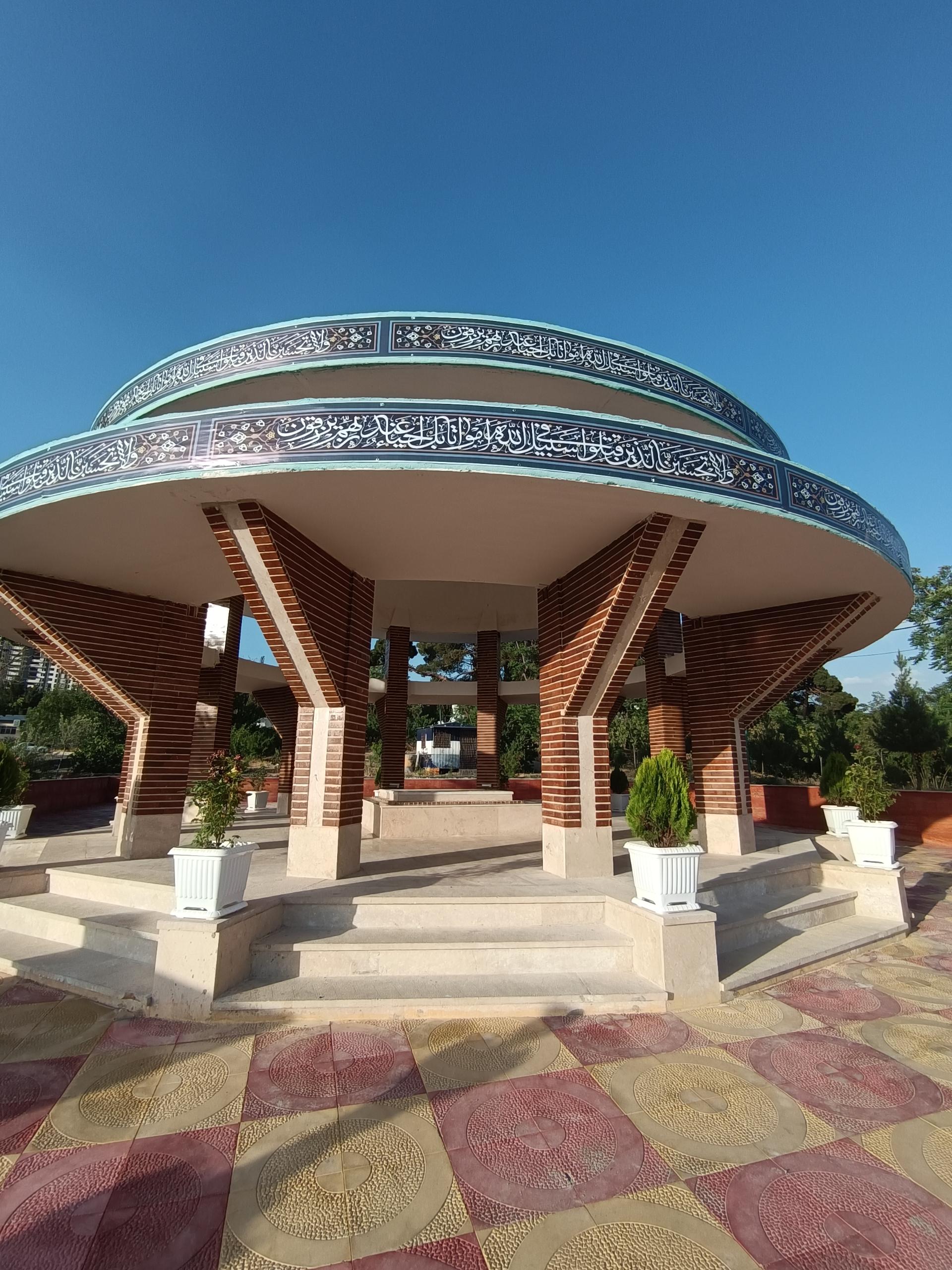 عکس مقبره شهدای گمنام دانشگاه آزاد تهران شمال