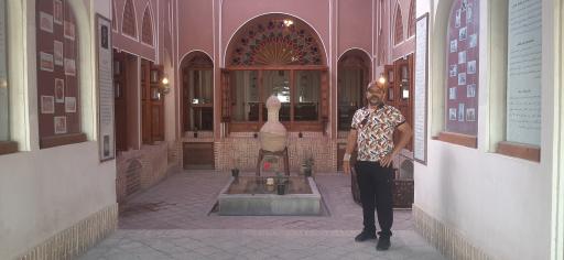 عکس خانه تاریخی تاج