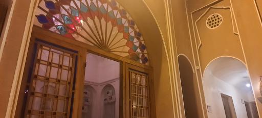 عکس خانه تاریخی تاج