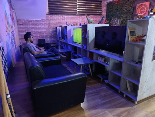 عکس کافه بازی اندیشه