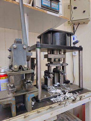 عکس صنایع شیشه و آلومینیوم قائم