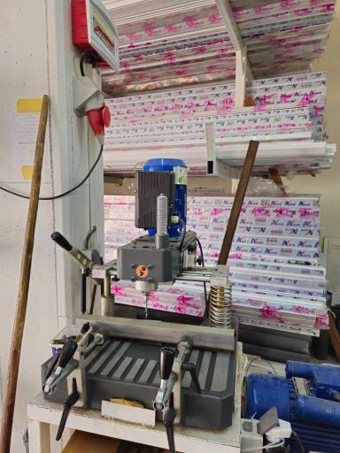 عکس صنایع شیشه و آلومینیوم قائم