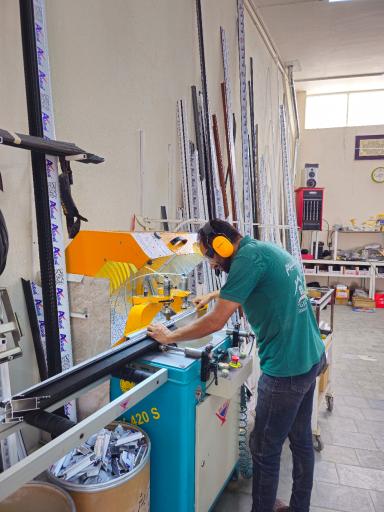 عکس صنایع شیشه و آلومینیوم قائم