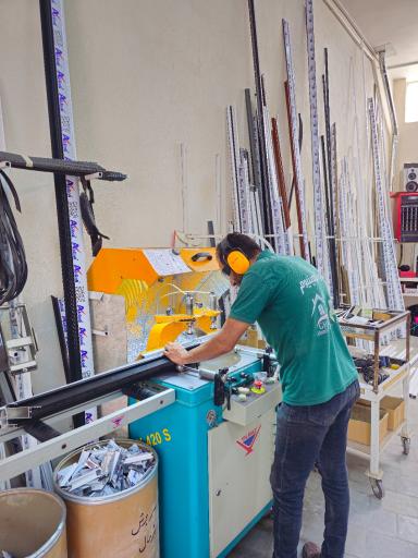 عکس صنایع شیشه و آلومینیوم قائم