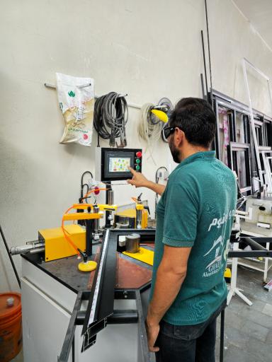 عکس صنایع شیشه و آلومینیوم قائم