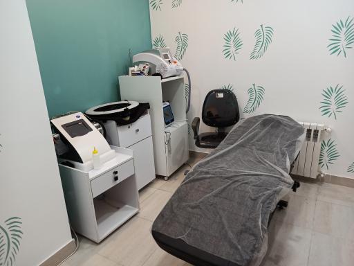 کلینیک زیبایی پوست مو و لیزر آینا