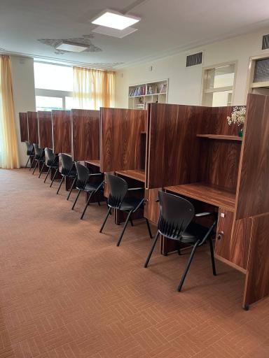 عکس سالن مطالعه جوان