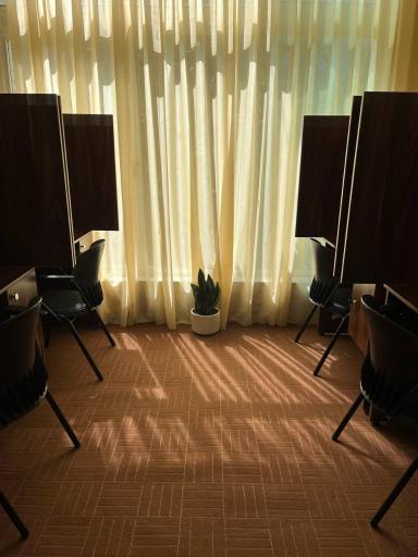 عکس سالن مطالعه جوان