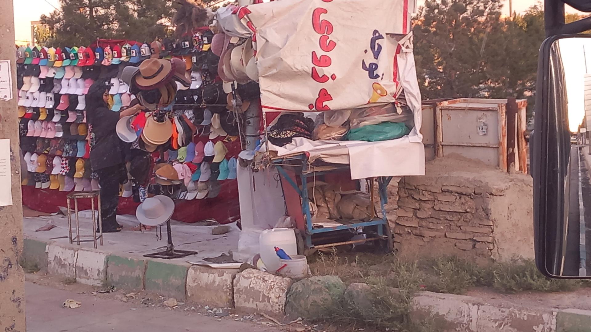 عکس دکه کلاه فروشی