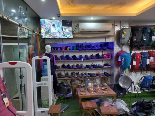 عکس فروشگاه تجهیزات کوهنوردی و سفر یاناکوه