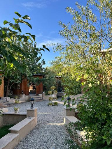 عکس باغ رستوران رزماری