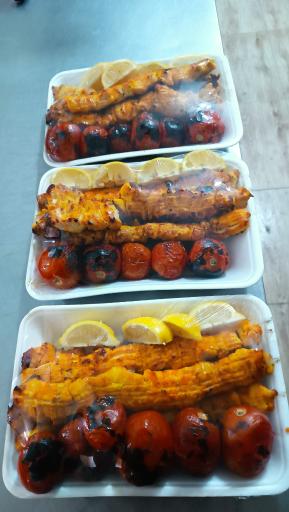 عکس تهیه غذای دوستان 