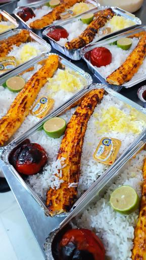 عکس تهیه غذای دوستان 