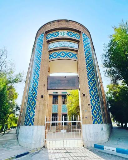 عکس دانشکده ادبیات و زبان های خارجه (دانشگاه سه گوش)