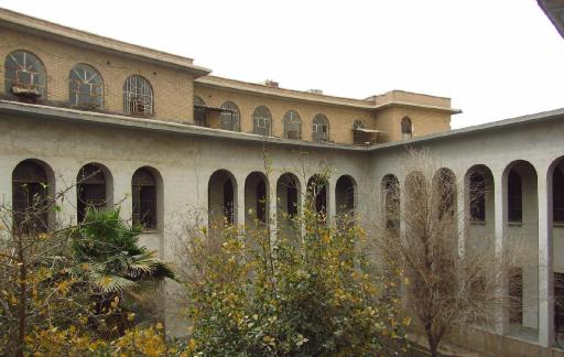 عکس دانشکده ادبیات و زبان های خارجه (دانشگاه سه گوش)