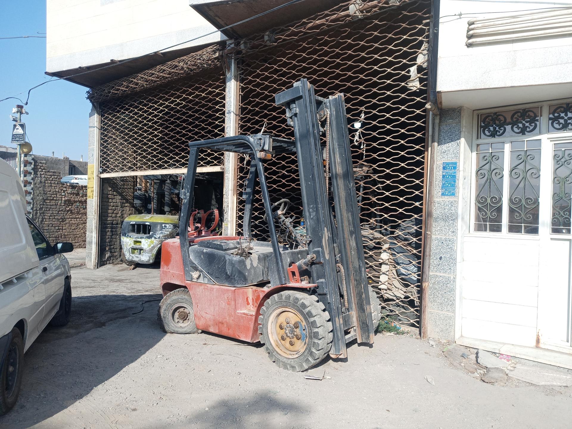 عکس تعمیرگاه لیفتراک صنعت سلمانی