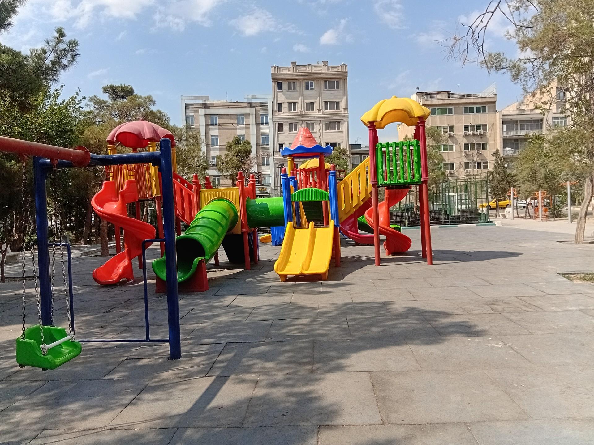 عکس زمین بازی پارک ستارخان 