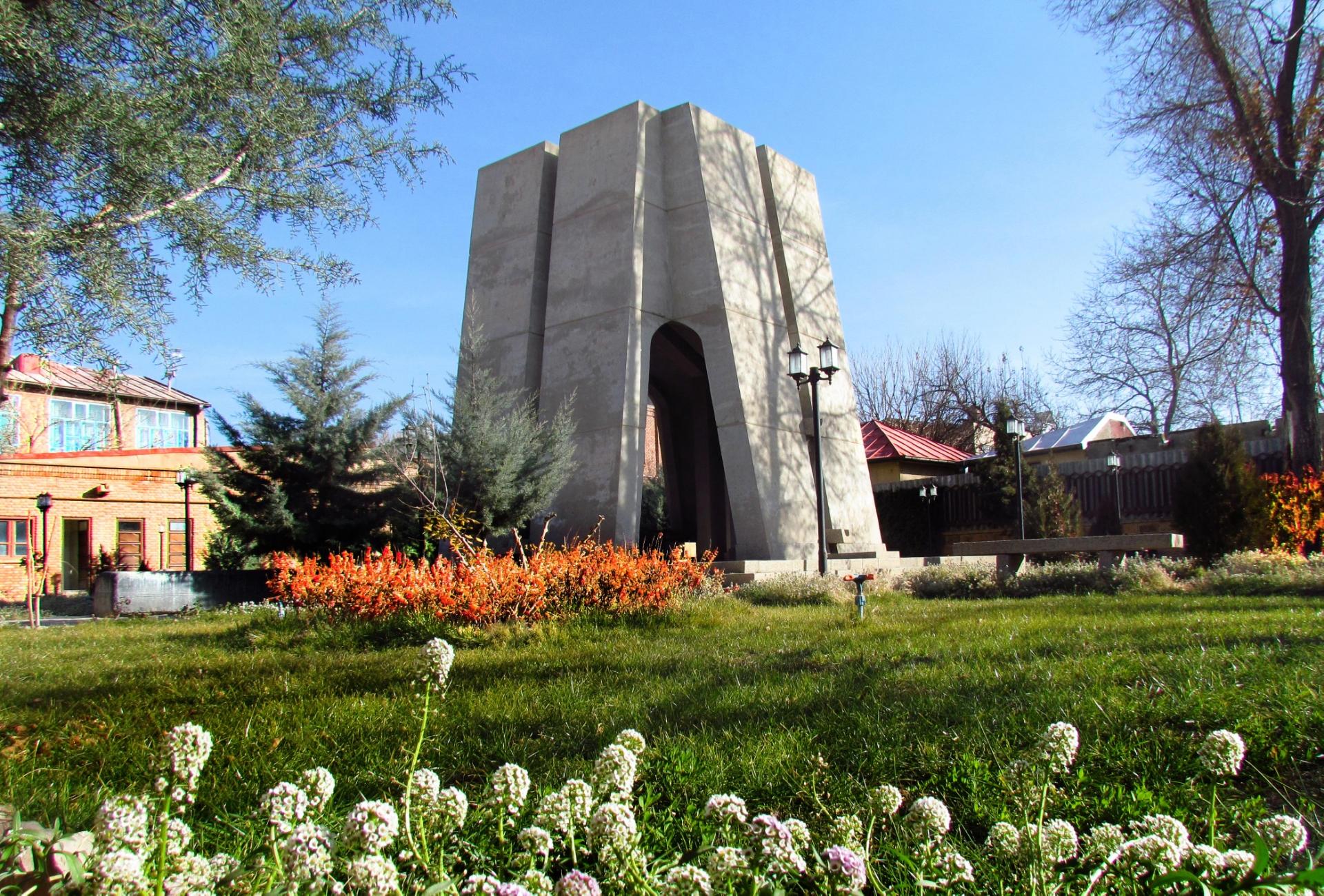 عکس مقبره شیخ رکن الدین اوحدی مراغه ای